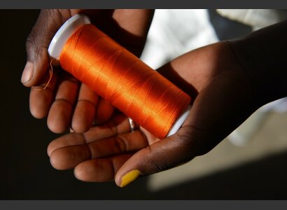 Die 18-jährige Marie Soubeiga aus Burkina Faso hat sich für eine Schneiderinnenlehre im Berufsbildungszentrum angemeldet, einem Berufsbildungsprojekt von Helvetas. Sie will sich selbstständig machen und ist fest entschlossen, nicht so früh zu heiraten wie ihre Freundinnen. | © Jean-Pierre Grandjean